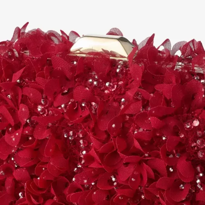 Pochette Cloud in raso rosso rubino con ricamo a petali Pochette Cloud in raso rosso rubino con ricamo a petali