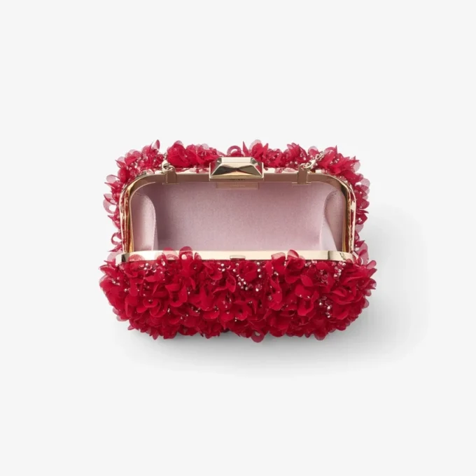 Pochette Cloud in raso rosso rubino con ricamo a petali Pochette Cloud in raso rosso rubino con ricamo a petali