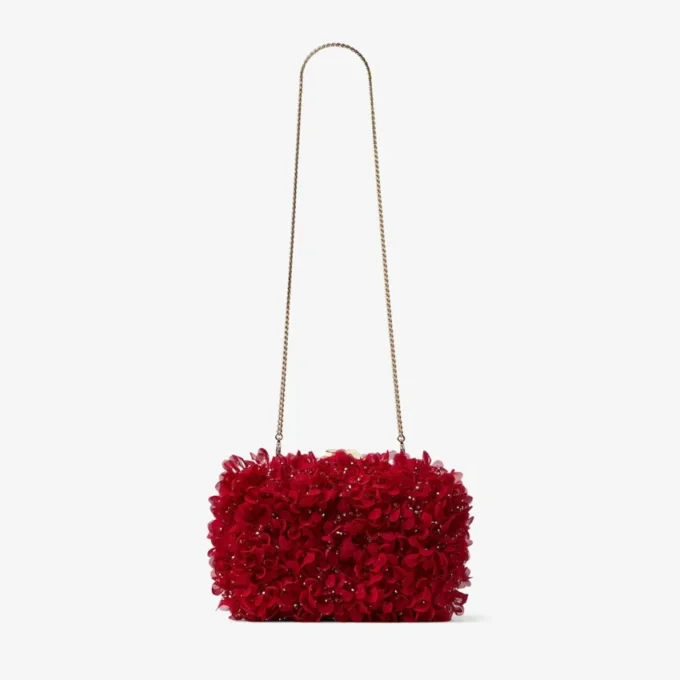 Pochette Cloud in raso rosso rubino con ricamo a petali Pochette Cloud in raso rosso rubino con ricamo a petali