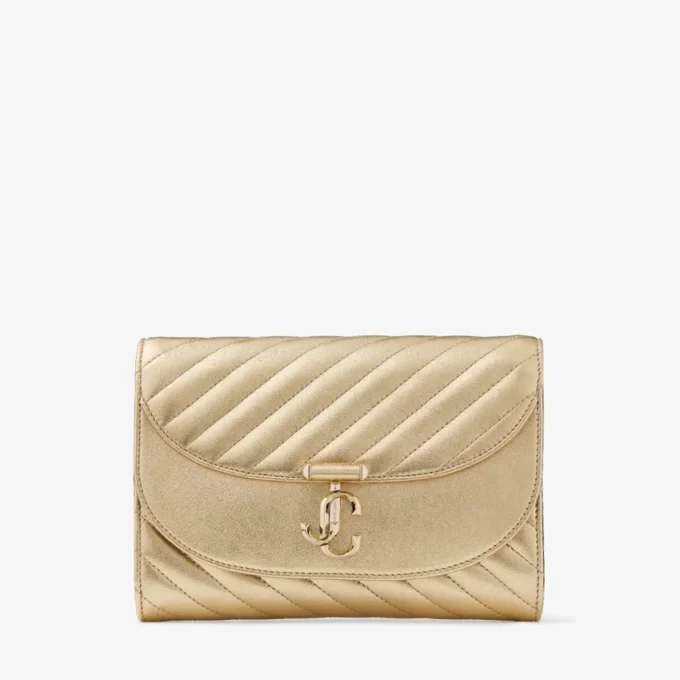 Pochette Curve in pelle metallizzata trapuntata oro lucido con catena Pochette Curve in pelle metallizzata trapuntata oro lucido con catena