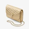 Pochette Curve in pelle metallizzata trapuntata oro lucido con catena Pochette Curve in pelle metallizzata trapuntata oro lucido con catena