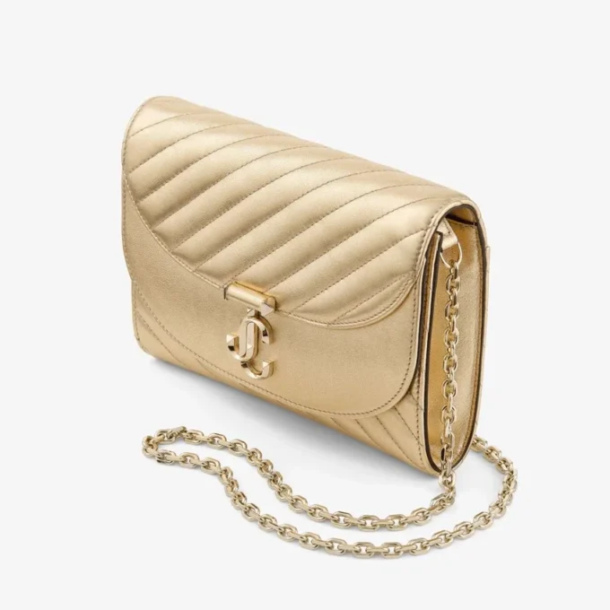 Pochette Curve in pelle metallizzata trapuntata oro lucido con catena Pochette Curve in pelle metallizzata trapuntata oro lucido con catena