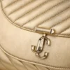 Pochette Curve in pelle metallizzata trapuntata oro lucido con catena Pochette Curve in pelle metallizzata trapuntata oro lucido con catena