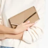 Pochette Emmie in vernice color chai Pochette Emmie in vernice color chai