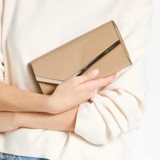 Pochette Emmie in vernice color chai