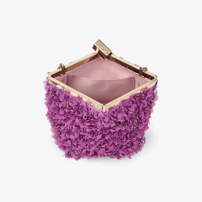 Pochette in raso Ganache Violet Orchid con ricamo a petali Pochette in raso Ganache Violet Orchid con ricamo a petali