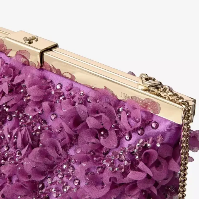Pochette in raso Ganache Violet Orchid con ricamo a petali Pochette in raso Ganache Violet Orchid con ricamo a petali
