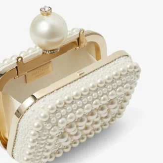 Pochette Micro Cloud in pelle scamosciata bianca con decorazioni in perle su tutta la superficie