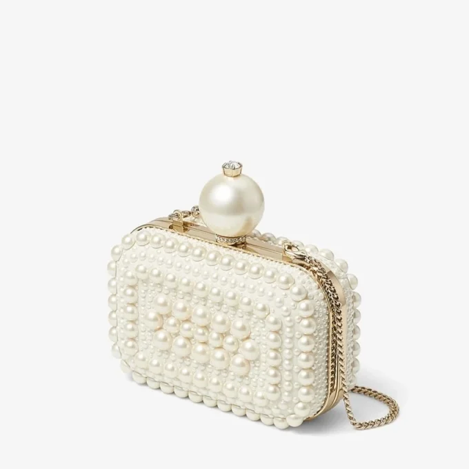 Pochette Micro Cloud in pelle scamosciata bianca con decorazioni in perle su tutta la superficie Pochette Micro Cloud in pelle scamosciata bianca con decorazioni in perle su tutta la superficie