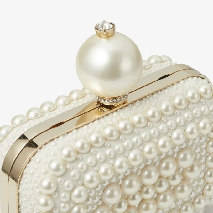 Pochette Micro Cloud in pelle scamosciata bianca con decorazioni in perle su tutta la superficie Pochette Micro Cloud in pelle scamosciata bianca con decorazioni in perle su tutta la superficie