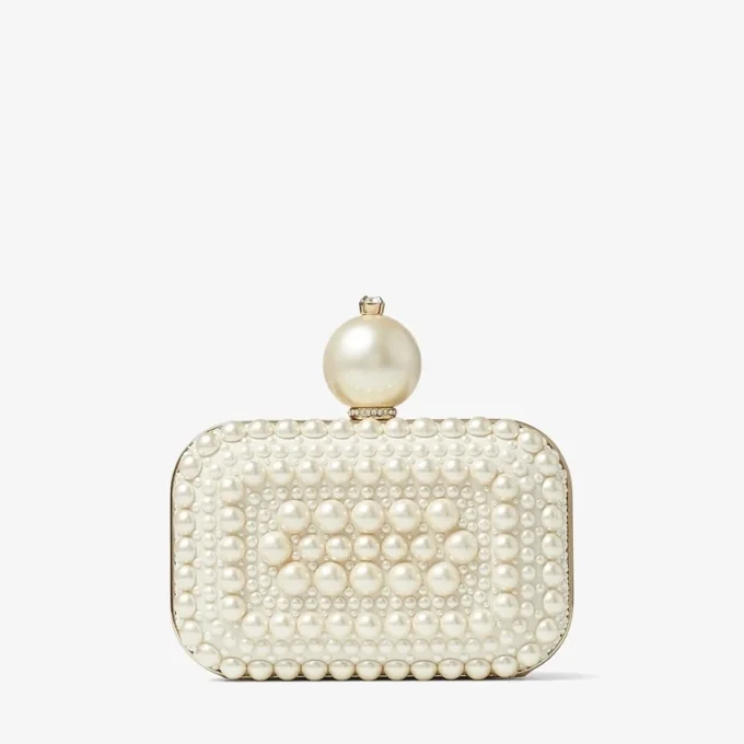 Pochette Micro Cloud in pelle scamosciata bianca con decorazioni in perle su tutta la superficie Pochette Micro Cloud in pelle scamosciata bianca con decorazioni in perle su tutta la superficie