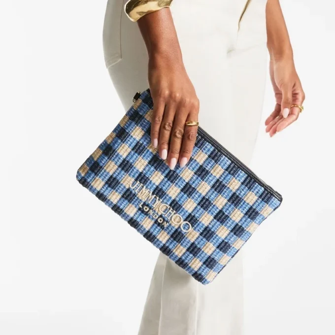 Pochette piatta con cerniera in rafia a quadretti blu navy ed ecru Pochette piatta con cerniera in rafia a quadretti blu navy ed ecru