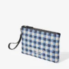 Pochette piatta con cerniera in rafia a quadretti blu navy ed ecru Pochette piatta con cerniera in rafia a quadretti blu navy ed ecru