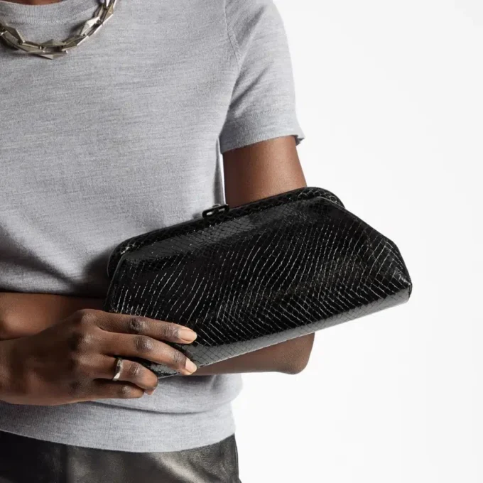 Pochette Skylar in pelle nera lucida con stampa serpente e chiusura quadrata JC Pochette Skylar in pelle nera lucida con stampa serpente e chiusura quadrata JC