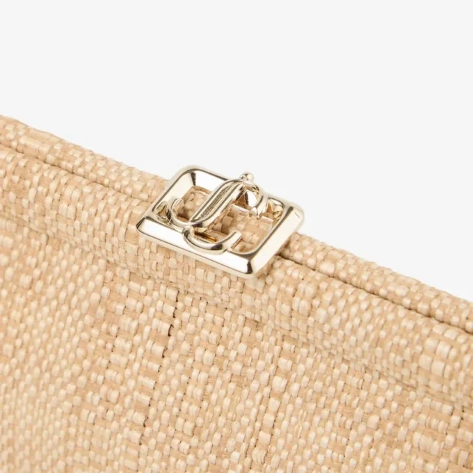 Pochette Skylar in raffia naturale fine con chiusura Jc quadrata Pochette Skylar in raffia naturale fine con chiusura Jc quadrata
