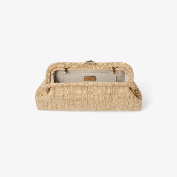 Pochette Skylar in raffia naturale fine con chiusura Jc quadrata Pochette Skylar in raffia naturale fine con chiusura Jc quadrata