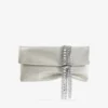 Pochette Zandra in morbida pelle scamosciata dorata lucida con bracciale a catena Pochette Zandra in morbida pelle scamosciata dorata lucida con bracciale a catena