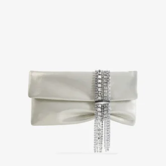 Pochette Zandra in morbida pelle scamosciata dorata lucida con bracciale a catena Pochette Zandra in morbida pelle scamosciata dorata lucida con bracciale a catena