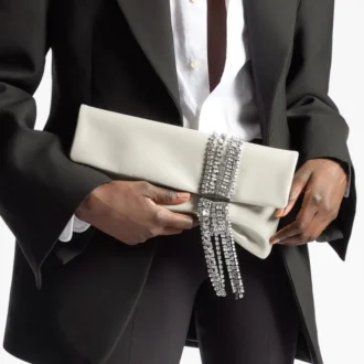 Pochette Zandra in morbida pelle scamosciata dorata lucida con bracciale a catena Pochette Zandra in morbida pelle scamosciata dorata lucida con bracciale a catena