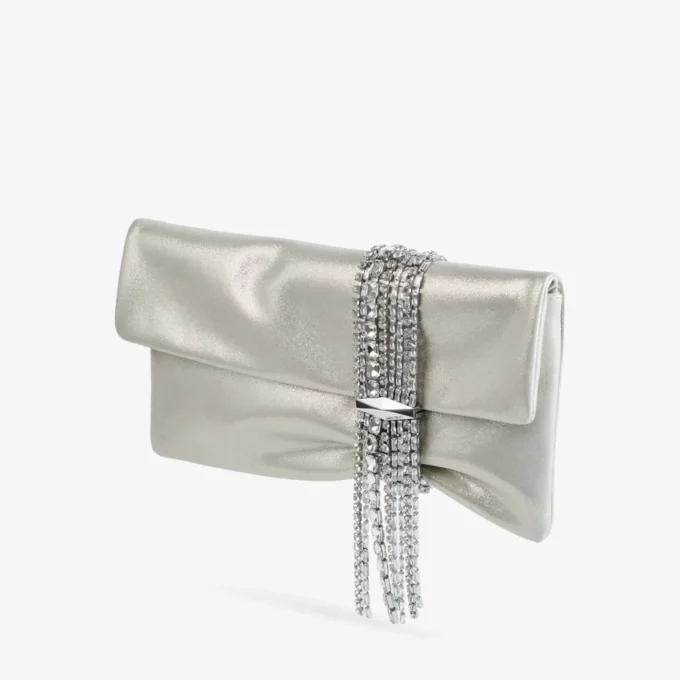 Pochette Zandra in morbida pelle scamosciata dorata lucida con bracciale a catena Pochette Zandra in morbida pelle scamosciata dorata lucida con bracciale a catena