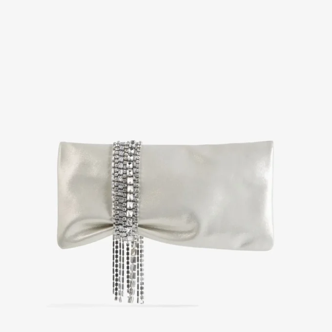 Pochette Zandra in morbida pelle scamosciata dorata lucida con bracciale a catena Pochette Zandra in morbida pelle scamosciata dorata lucida con bracciale a catena