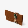 Pochette Zandra in pelle scamosciata color cuoio con bracciale in perline Pochette Zandra in pelle scamosciata color cuoio con bracciale in perline