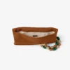 Pochette Zandra in pelle scamosciata color cuoio con bracciale in perline Pochette Zandra in pelle scamosciata color cuoio con bracciale in perline