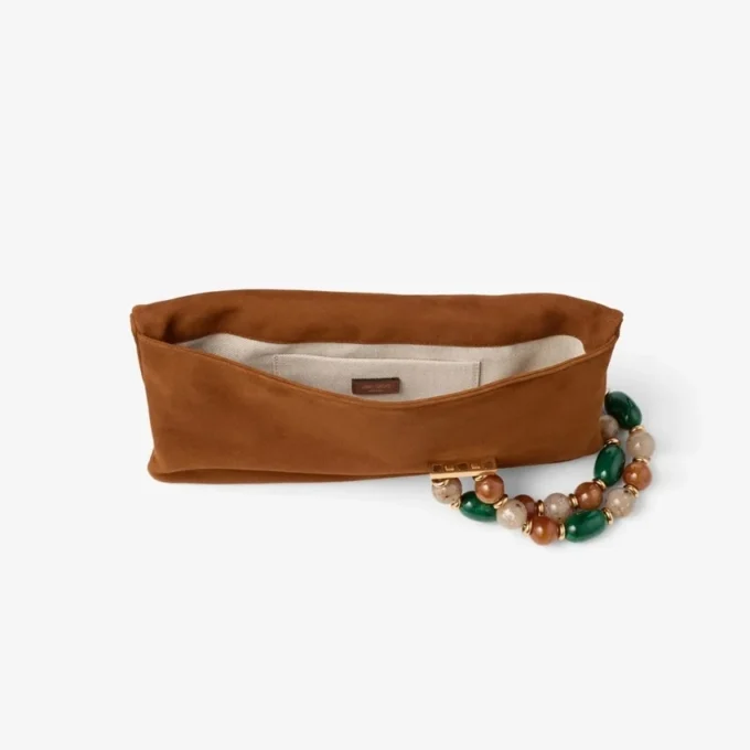 Pochette Zandra in pelle scamosciata color cuoio con bracciale in perline Pochette Zandra in pelle scamosciata color cuoio con bracciale in perline