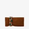 Pochette Zandra in pelle scamosciata color cuoio con bracciale in perline Pochette Zandra in pelle scamosciata color cuoio con bracciale in perline
