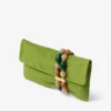 Pochette Zandra in pelle scamosciata color trifoglio con bracciale di perline Pochette Zandra in pelle scamosciata color trifoglio con bracciale di perline