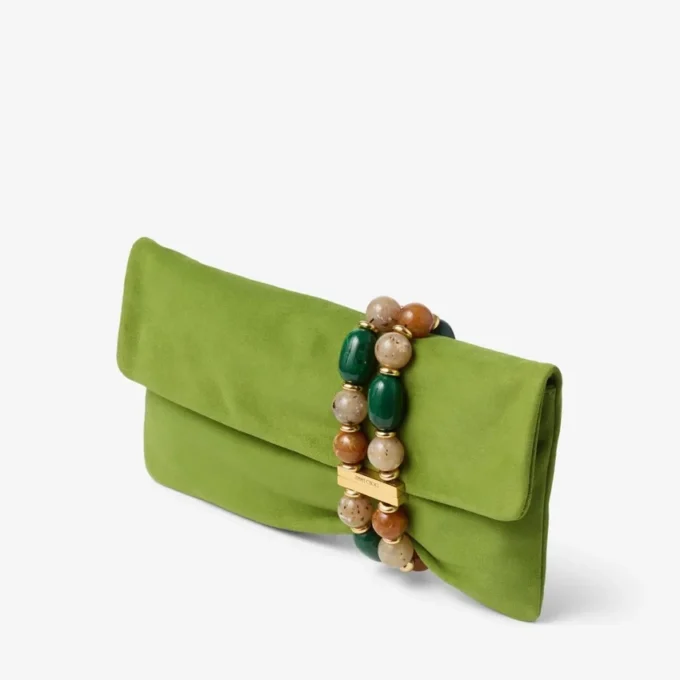 Pochette Zandra in pelle scamosciata color trifoglio con bracciale di perline Pochette Zandra in pelle scamosciata color trifoglio con bracciale di perline