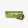 Pochette Zandra in pelle scamosciata color trifoglio con bracciale di perline Pochette Zandra in pelle scamosciata color trifoglio con bracciale di perline