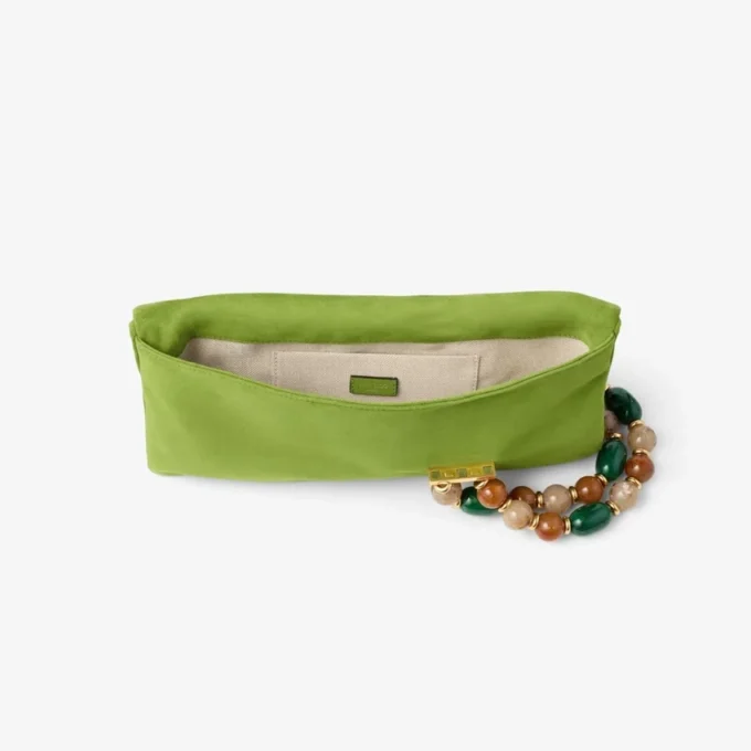 Pochette Zandra in pelle scamosciata color trifoglio con bracciale di perline Pochette Zandra in pelle scamosciata color trifoglio con bracciale di perline