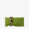 Pochette Zandra in pelle scamosciata color trifoglio con bracciale di perline Pochette Zandra in pelle scamosciata color trifoglio con bracciale di perline
