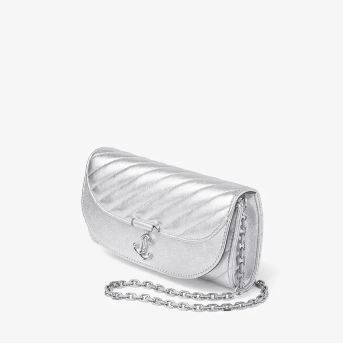Portafoglio Curve con catena in argento Portafoglio in nappa metallizzata trapuntata con catena