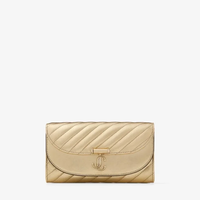 Portafoglio Curve con catena Pochette in pelle metallizzata trapuntata oro lucido Portafoglio Curve con catena Pochette in pelle metallizzata trapuntata oro lucido