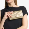 Portafoglio Curve con catena Pochette in pelle metallizzata trapuntata oro lucido Portafoglio Curve con catena Pochette in pelle metallizzata trapuntata oro lucido