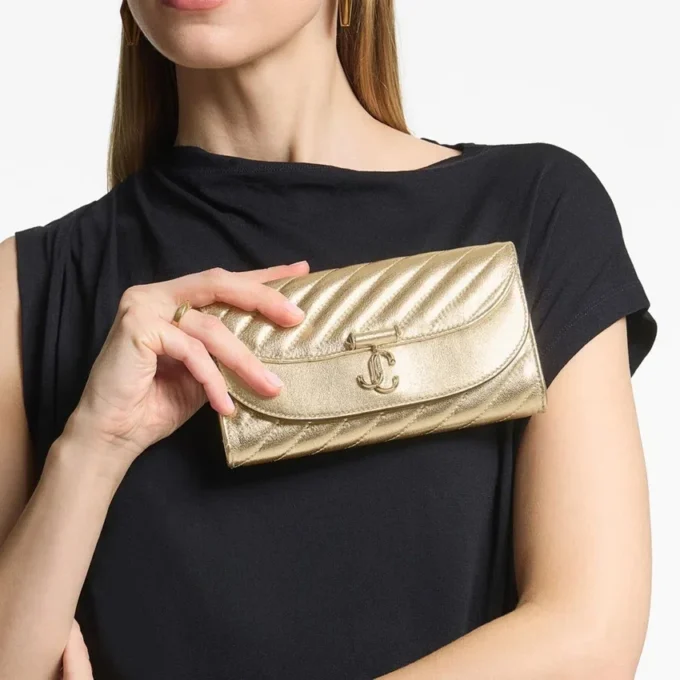 Portafoglio Curve con catena Pochette in pelle metallizzata trapuntata oro lucido Portafoglio Curve con catena Pochette in pelle metallizzata trapuntata oro lucido