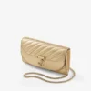 Portafoglio Curve con catena Pochette in pelle metallizzata trapuntata oro lucido Portafoglio Curve con catena Pochette in pelle metallizzata trapuntata oro lucido