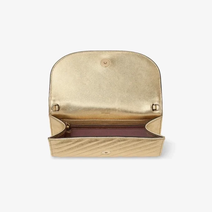 Portafoglio Curve con catena Pochette in pelle metallizzata trapuntata oro lucido Portafoglio Curve con catena Pochette in pelle metallizzata trapuntata oro lucido