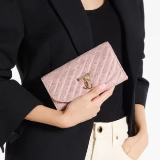 Portafoglio Curve con catena Portafoglio in pizzo jimmy choo trapuntato rosa con catena e barra JC in cristallo