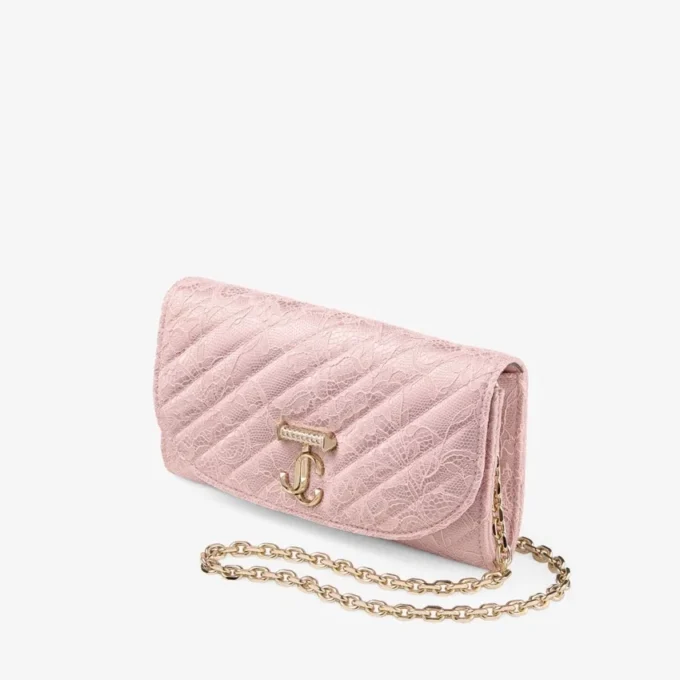 Portafoglio Curve con catena Portafoglio in pizzo jimmy choo trapuntato rosa con catena e barra JC in cristallo
