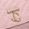 Portafoglio Curve con catena Portafoglio in pizzo jimmy choo trapuntato rosa con catena e barra JC in cristallo