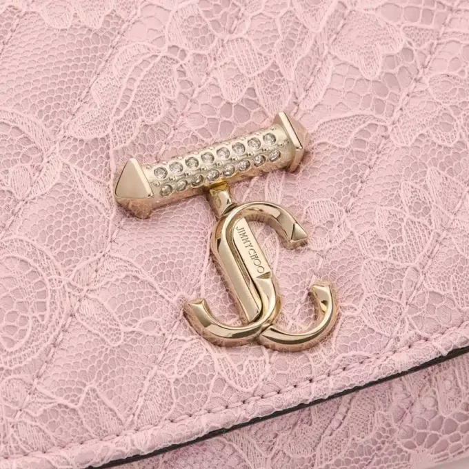 Portafoglio Curve con catena Portafoglio in pizzo jimmy choo trapuntato rosa con catena e barra JC in cristallo