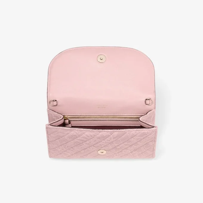 Portafoglio Curve con catena Portafoglio in pizzo jimmy choo trapuntato rosa con catena e barra JC in cristallo