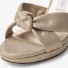 Sandali con plateau Rosie 100 in camoscio dorato luccicante Sandali con plateau Rosie 100 in camoscio dorato luccicante
