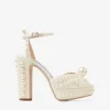 Sandali con plateau Sacaria 120 in raso bianco con decorazioni di perle su tutta la superficie Sandali con plateau Sacaria 120 in raso bianco con decorazioni di perle su tutta la superficie