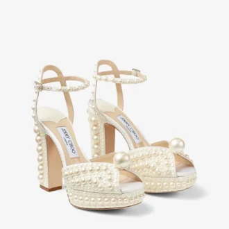 Sandali con plateau Sacaria 120 in raso bianco con decorazioni di perle su tutta la superficie