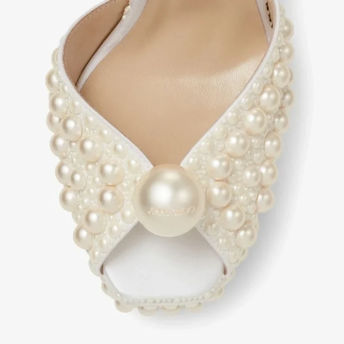 Sandali con plateau Sacaria 120 in raso bianco con decorazioni di perle su tutta la superficie Sandali con plateau Sacaria 120 in raso bianco con decorazioni di perle su tutta la superficie