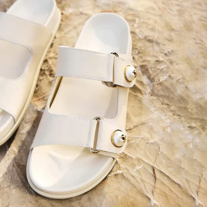 Sandali Fayence in pelle color latte con decorazioni in perle Sandali Fayence in pelle color latte con decorazioni in perle